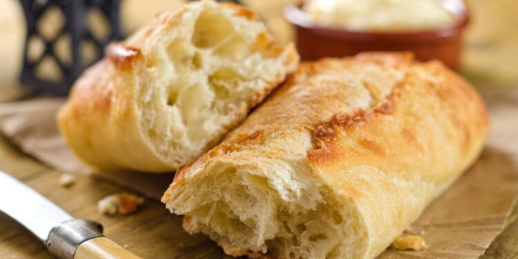 Como deixar o pão do dia anterior fresquinho novamente com uma dica muito simples