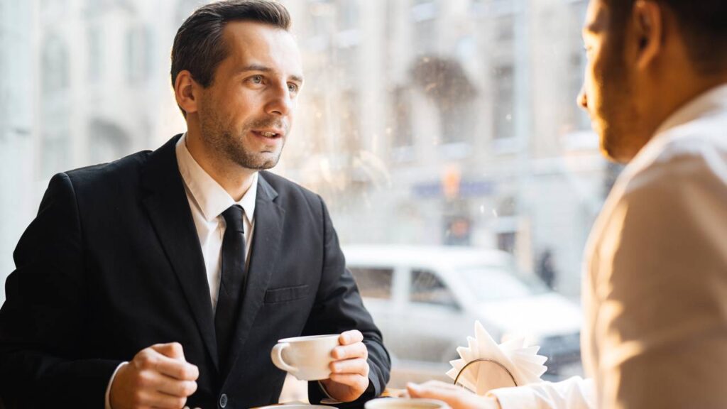 Como falar com inteligência e ser mais persuasivo, segundo especialistas