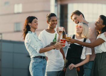 Como cada signo reage depois de alguns drinques? Veja o que astrólogos dizem