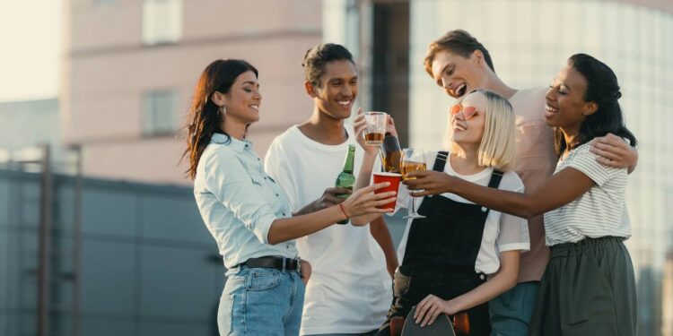 Como cada signo reage depois de alguns drinques? Veja o que astrólogos dizem