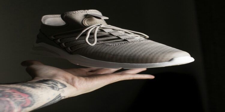 Adeus tênis branco com essas combinações de roupas para usar o cinza concreto no estilo minimalista