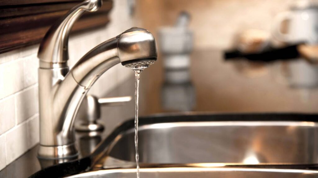 Truques para deixar a pia brilhando e evitar manchas de água