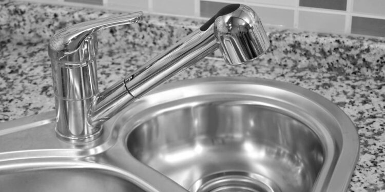 Truques para deixar a pia brilhando e evitar manchas de água