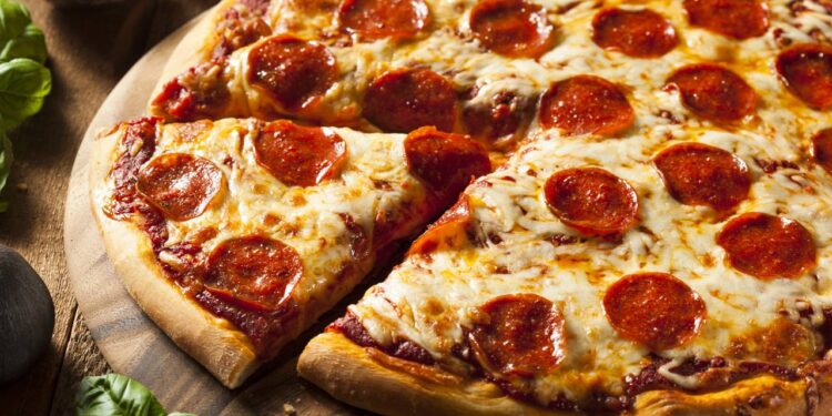 Pizza de micro-ondas feita com massa própria fica alta, macia e pronta em poucos minutos