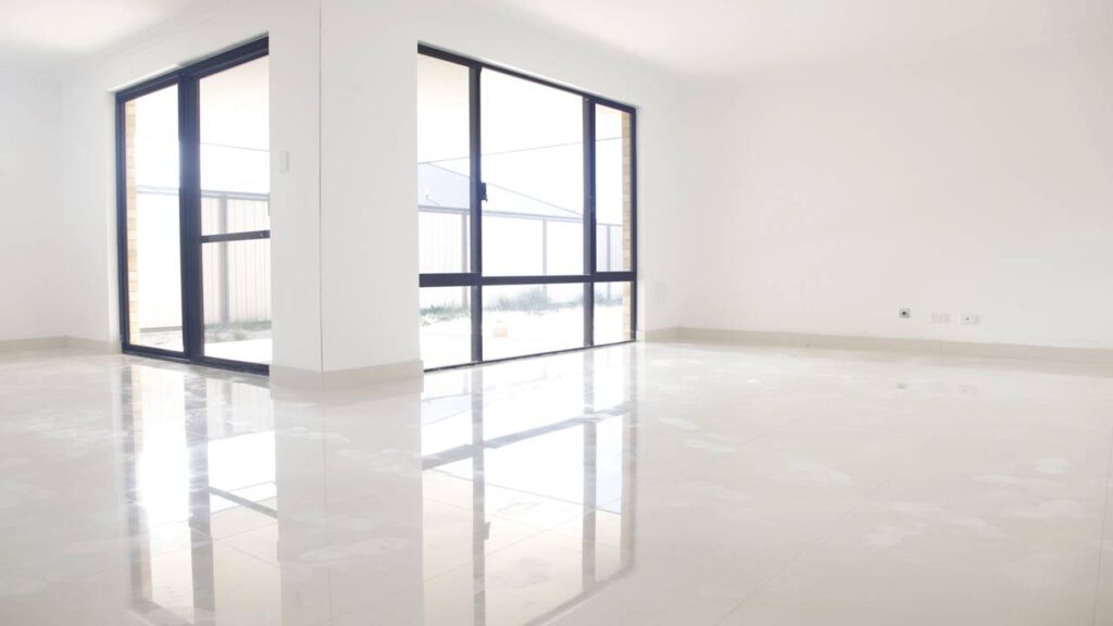 Quanto custa trocar todo o piso de madeira por porcelanato em uma casa de 150 m² em novembro de 2025