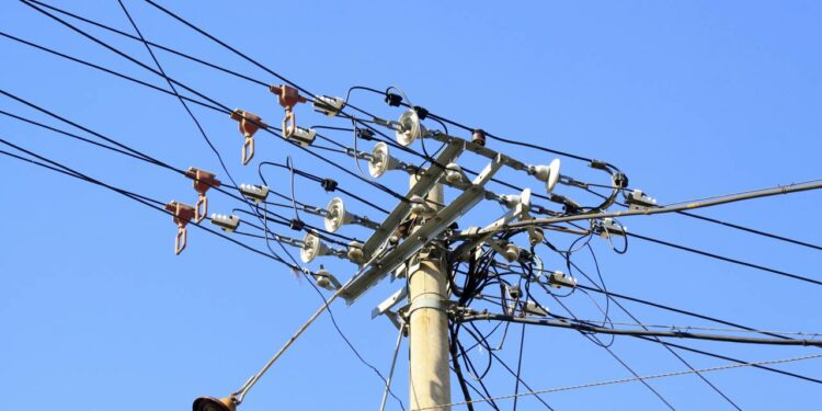 Nova lei foi aprovada no Brasil e dará fim aos postes de luz