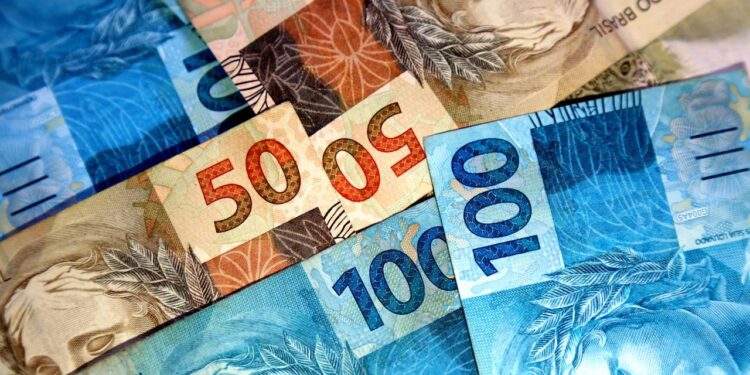 Como organizar o orçamento ganhando até um salário mínimo e evitar contas atrasadas