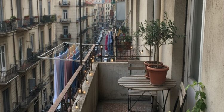 Truques para decorar varandas pequenas com conforto e estilo