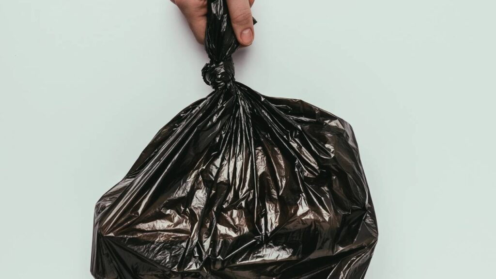 Como eliminar cheiro forte da lixeira sem usar produtos químicos