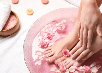 Truque caseiro que deixará seus pés macios e sem rachaduras