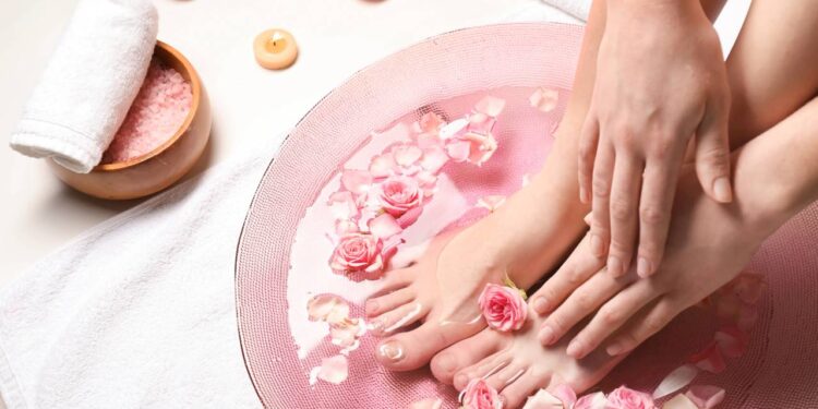 Truque caseiro que deixará seus pés macios e sem rachaduras