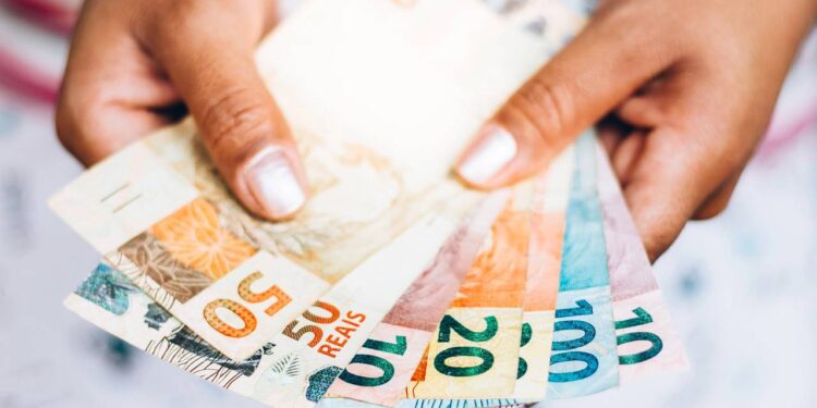 O reajuste do salário mínimo em 2025 mexe com benefícios, FGTS e INSS, mas o efeito no bolso depende