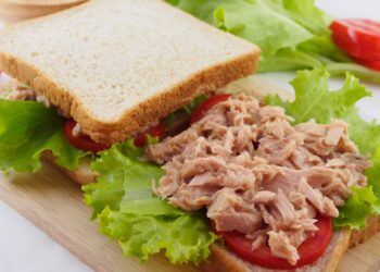 Faça um delicioso sanduíche natural de atum em apenas 10 minutos