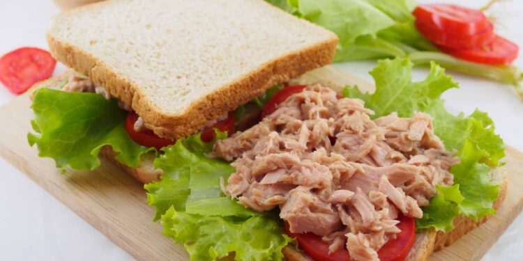 Faça um delicioso sanduíche natural de atum em apenas 10 minutos