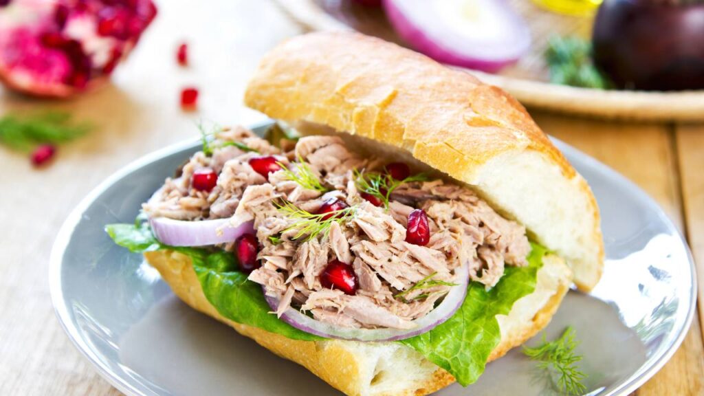 Faça um delicioso sanduíche natural de atum em apenas 10 minutos