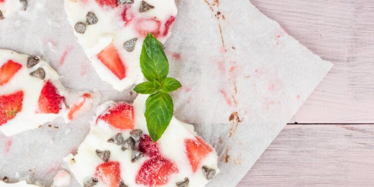 Essa sobremesa gelada de leite Ninho com morango vai te conquistar