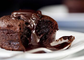 Como fazer o suflê de chocolate do MasterChef que impressiona logo na primeira colherada