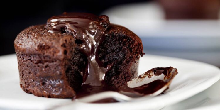Como fazer o suflê de chocolate do MasterChef que impressiona logo na primeira colherada