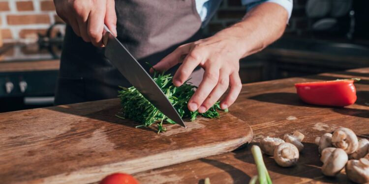 Deixar a tábua de corte livre de cheiro e bactérias com estes itens