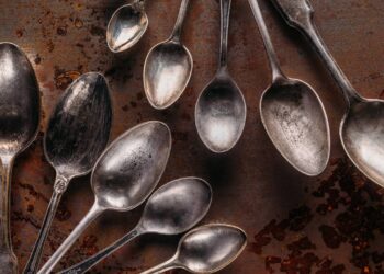 Nem escova, nem palha de aço: solução rápida que recupera talheres oxidados em minutos