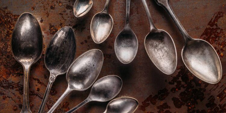 Nem escova, nem palha de aço: solução rápida que recupera talheres oxidados em minutos