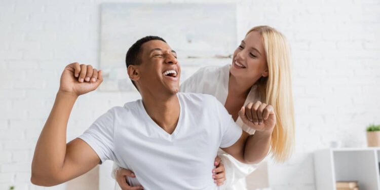 Como a ciência explica o motivo de algumas pessoas sentirem cócegas em si mesmas