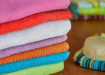 Nem amaciante, nem vinagre: esse truque deixa toalha de banho macia e sem cheiro de guardado