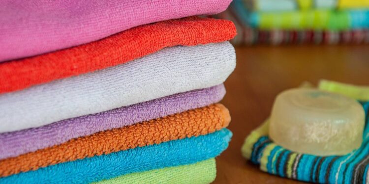 Nem amaciante, nem vinagre: esse truque deixa toalha de banho macia e sem cheiro de guardado