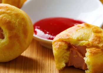 Em menos de 40 minutos, a torta de salsicha no liquidificador fica pronta para o jantar