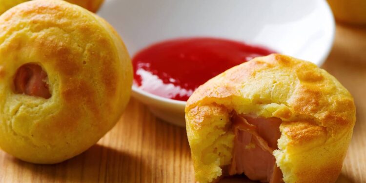 Em menos de 40 minutos, a torta de salsicha no liquidificador fica pronta para o jantar