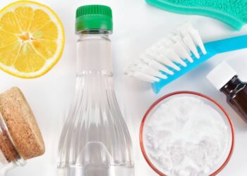 Nem vinagre, nem água sanitária veja o produto secreto para limpar rejunte encardido