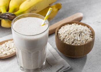 Vitamina natural com banana e aveia que dá energia duradoura
