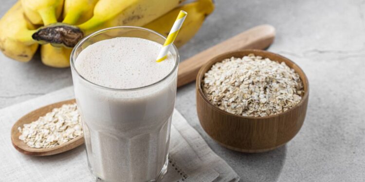 Vitamina natural com banana e aveia que dá energia duradoura