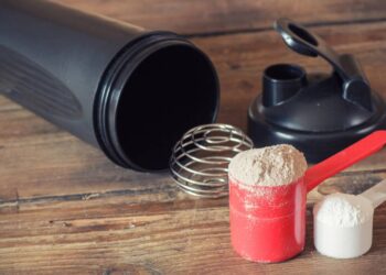 Você sabe como é feito o suplemento whey protein? O Manual do Mundo explica