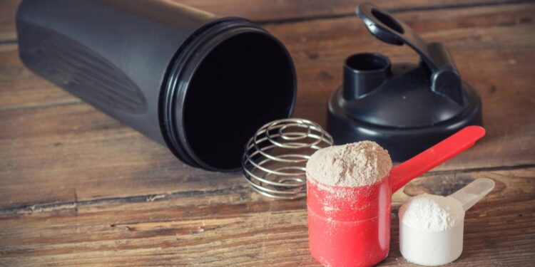 Você sabe como é feito o suplemento whey protein? O Manual do Mundo explica