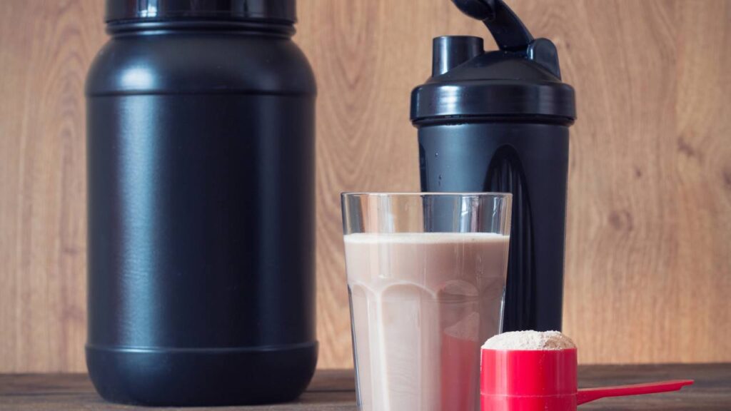 Você sabe como é feito o suplemento whey protein? O Manual do Mundo explica