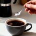 Acrescente esse ingrediente no café e reduza o amargor em 5 segundos
