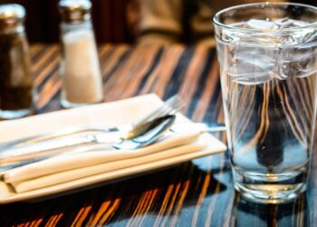 Nem caixa térmica, nem freezer: este método deixa bebidas geladas mais rápido no calor