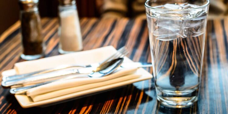 Nem caixa térmica, nem freezer: este método deixa bebidas geladas mais rápido no calor