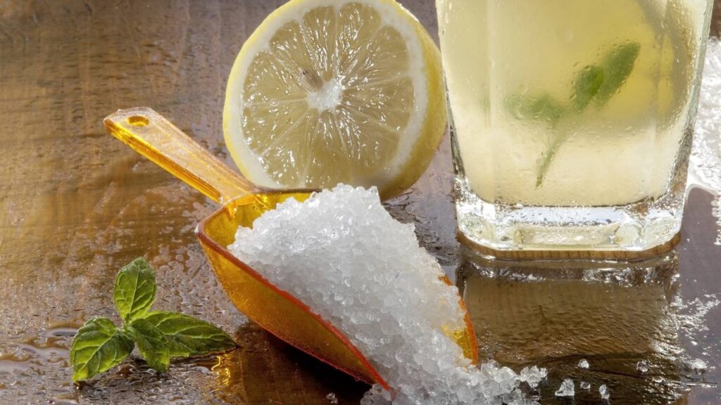 Nem caixa térmica, nem freezer: este método deixa bebidas geladas mais rápido no calor