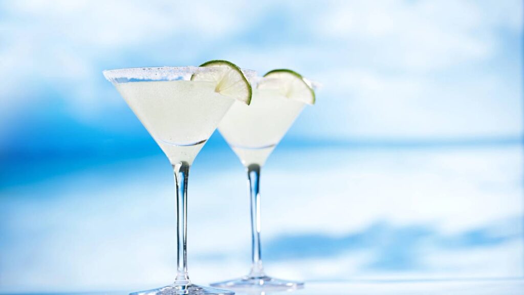 Nem caixa térmica, nem freezer: este método deixa bebidas geladas mais rápido no calor