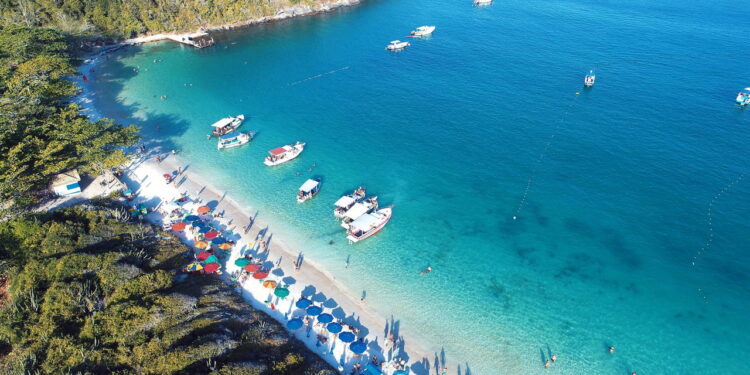 O Caribe Brasileiro que encanta com águas transparentes e virou refúgio de quem sonha com mar azul-turquesa onde barcos parecem flutuar no ar