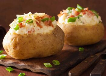 Receita de batata dourada por fora e recheada por dentro em 20 minutos