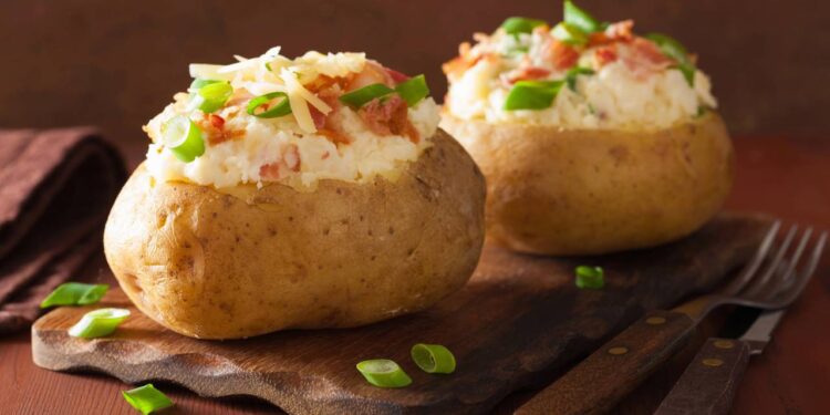 Receita de batata dourada por fora e recheada por dentro em 20 minutos