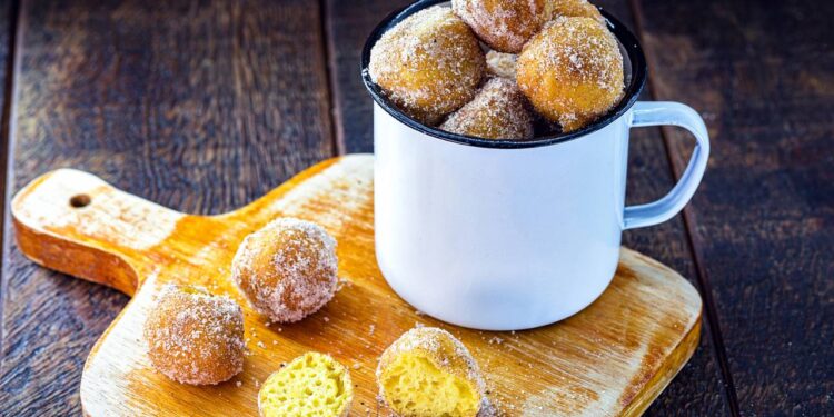 Prepare gostosos bolinhos de chuva em 7 minutos que prometem dar água na boca