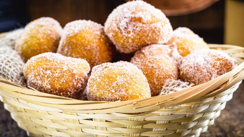 Prepare gostosos bolinhos de chuva em 7 minutos que prometem dar água na boca