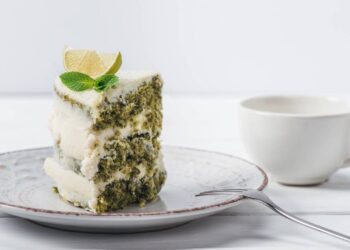 Bolo verde de limão com leite Ninho fica pronto rápido e derrete na boca