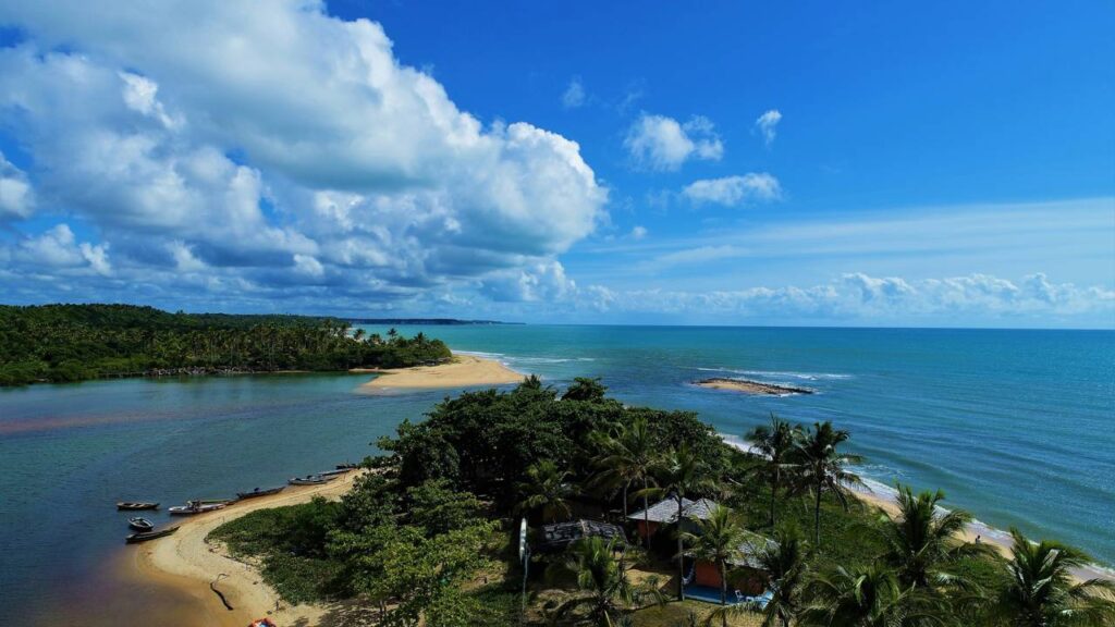 Ruas de areia e fiação enterrada para não apagar as estrelas: o vilarejo baiano sem carros com águas azuis e vermelhas