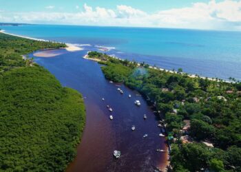 Um vilarejo brasileiro sem carros onde a praia dita o ritmo e a vida fica mais leve