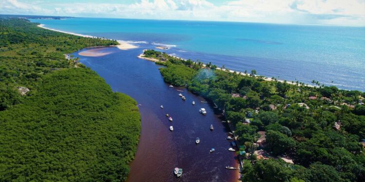 Um vilarejo brasileiro sem carros onde a praia dita o ritmo e a vida fica mais leve